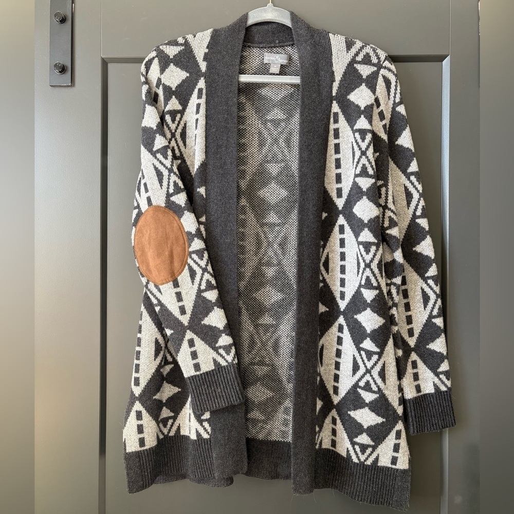 Market & Spruce Charcoal and Light Gray Geometric Cardigan